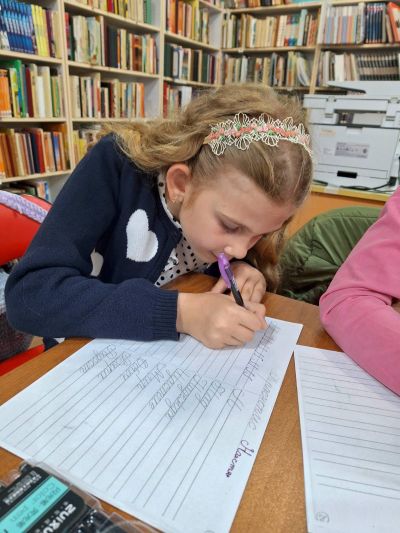  Учениците от 2.б клас на ОУ „Св. Паисий Хилендарски“ отбелязаха Седмицата на грамотността с конкурс по четене и калиграфско ателие