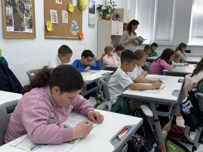  Учениците от 2.б клас на ОУ „Св. Паисий Хилендарски“ отбелязаха Седмицата на грамотността с конкурс по четене и калиграфско ателие