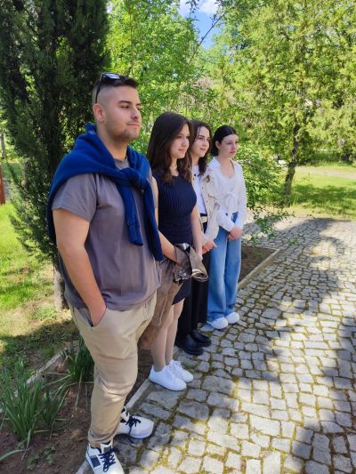 Гимназисти от ППМГ „Никола Обрешков“ дариха над 2500 лв. на параклиса „Света Ана“ към болницата в Казанлък