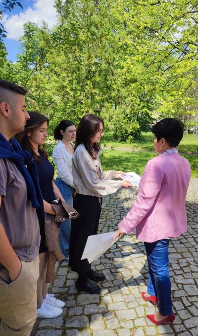 Гимназисти от ППМГ „Никола Обрешков“ дариха над 2500 лв. на параклиса „Света Ана“ към болницата в Казанлък