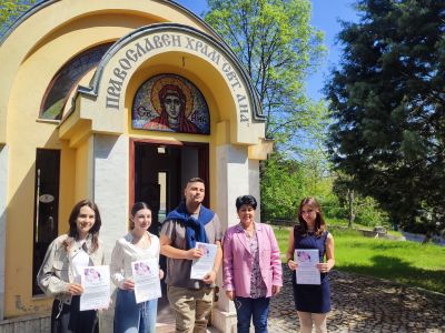 Гимназисти от ППМГ „Никола Обрешков“ дариха над 2500 лв. на параклиса „Света Ана“ към болницата в Казанлък