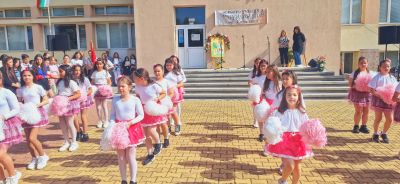 Учениците от ОУ „Чудомир“ – Казанлък отбелязаха 24 май - Деня на светите братя Кирил и Методий, на българската азбука, просвета и култура и на славянската книжовност