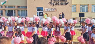 Учениците от ОУ „Чудомир“ – Казанлък отбелязаха 24 май - Деня на светите братя Кирил и Методий, на българската азбука, просвета и култура и на славянската книжовност