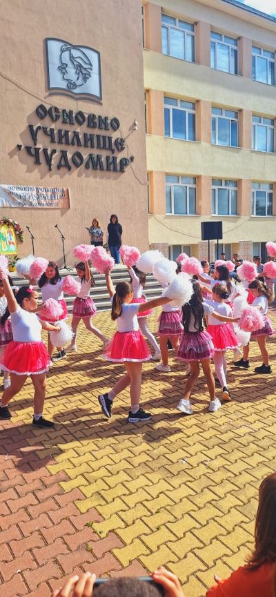 Учениците от ОУ „Чудомир“ – Казанлък отбелязаха 24 май - Деня на светите братя Кирил и Методий, на българската азбука, просвета и култура и на славянската книжовност