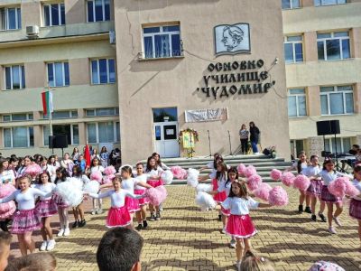 Учениците от ОУ „Чудомир“ – Казанлък отбелязаха 24 май - Деня на светите братя Кирил и Методий, на българската азбука, просвета и култура и на славянската книжовност