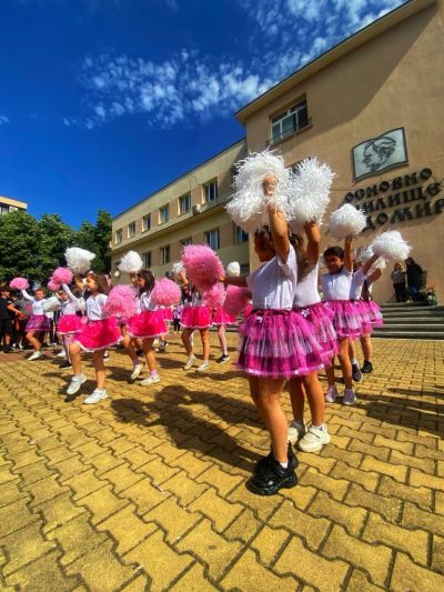 Учениците от ОУ „Чудомир“ – Казанлък отбелязаха 24 май - Деня на светите братя Кирил и Методий, на българската азбука, просвета и култура и на славянската книжовност