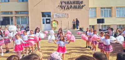 Учениците от ОУ „Чудомир“ – Казанлък отбелязаха 24 май - Деня на светите братя Кирил и Методий, на българската азбука, просвета и култура и на славянската книжовност