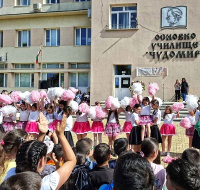 Учениците от ОУ „Чудомир“ – Казанлък отбелязаха 24 май - Деня на светите братя Кирил и Методий, на българската азбука, просвета и култура и на славянската книжовност