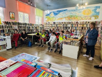 Третокласници от ОУ „Никола Вапцаров“ се потопиха в света на Кирил и Методий в библиотеката / Новини от Казанлък
