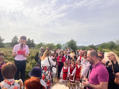 Ритуалът “Розобер” разкри мистиката на традициите в отглеждането на царицата на цветята-розата