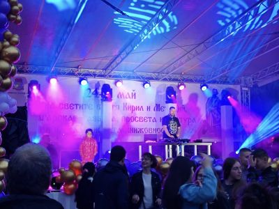 Техно парти събра стотици почитатели на модерната електронна музика на площад “Севтополис” в Казанлък