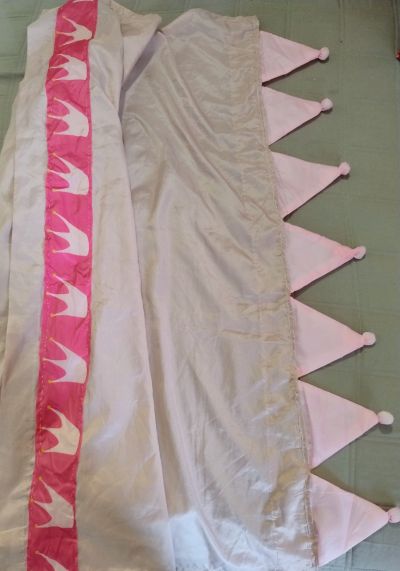 Светлинките представят в библиотека “Искра“ арт инсталация, посветена на Празника на розата