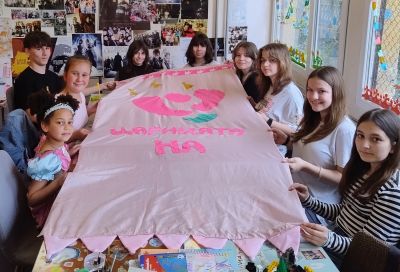 Светлинките представят в библиотека “Искра“ арт инсталация, посветена на Празника на розата