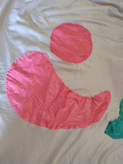 Светлинките представят в библиотека “Искра“ арт инсталация, посветена на Празника на розата