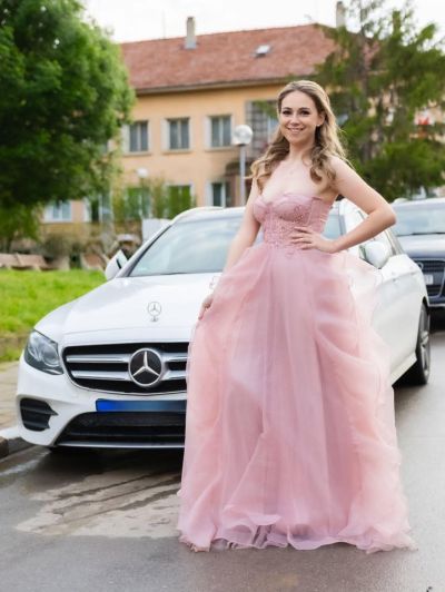 Казанлъшки чаровници в състезание за най-красива абитуриентка