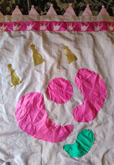 Светлинките представят в библиотека “Искра“ арт инсталация, посветена на Празника на розата