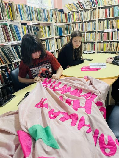 Децата от „Светлини сред сенките“ създадоха арт инсталация за Празника на розата