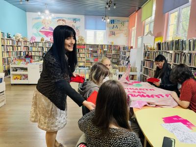 Децата от „Светлини сред сенките“ създадоха арт инсталация за Празника на розата