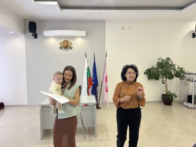 38 новородени бебета от Казанлък бяха посрещнати с обич и първа подкрепа от Общината 