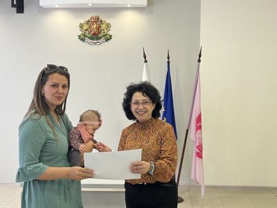 38 новородени бебета от Казанлък бяха посрещнати с обич и първа подкрепа от Общината 