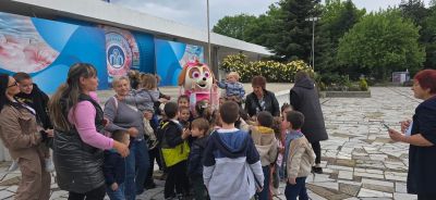 Кметът Иса Бесоолу зарадва децата на Павел баня за 1 юни