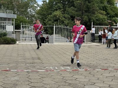 В ОУ “Св. Паисий Хилендарски“ - Казанлък се проведе традиционния училищен крос по повод 24 май 