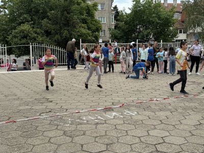 В ОУ “Св. Паисий Хилендарски“ - Казанлък се проведе традиционния училищен крос по повод 24 май 