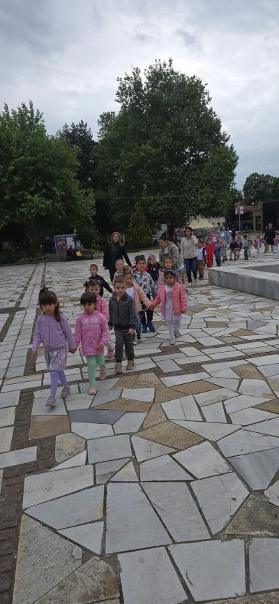 Кметът Иса Бесоолу зарадва децата на Павел баня за 1 юни