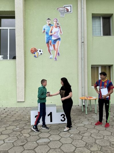 В ОУ “Св. Паисий Хилендарски“ - Казанлък се проведе традиционния училищен крос по повод 24 май 