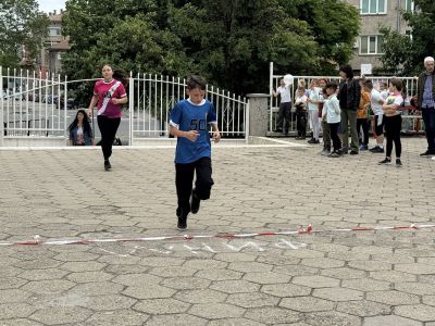 В ОУ “Св. Паисий Хилендарски“ - Казанлък се проведе традиционния училищен крос по повод 24 май 