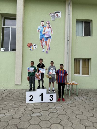 В ОУ “Св. Паисий Хилендарски“ - Казанлък се проведе традиционния училищен крос по повод 24 май 