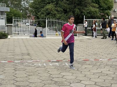 В ОУ “Св. Паисий Хилендарски“ - Казанлък се проведе традиционния училищен крос по повод 24 май 