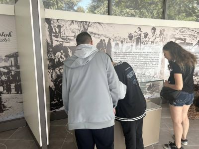 Ученици от ПХГ „Св. Св. Кирил и Методий“ посетиха изложба, представяща побратимените на Казанлък градове