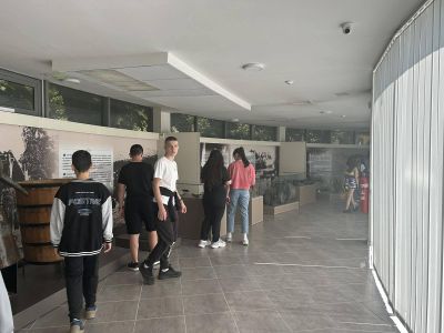 Ученици от ПХГ „Св. Св. Кирил и Методий“ посетиха изложба, представяща побратимените на Казанлък градове