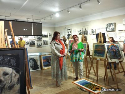 Светла Чиракова представи изложба с картини от вълна в музей „Чудомир“ в Казанлък