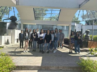 Ученици от ПХГ „Св. Св. Кирил и Методий“ посетиха изложба, представяща побратимените на Казанлък градове