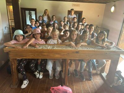 Второкласници от ОУ „Мати Болгария“ се запознаха с паметниците на България чрез интерактивен урок в Копривщица 