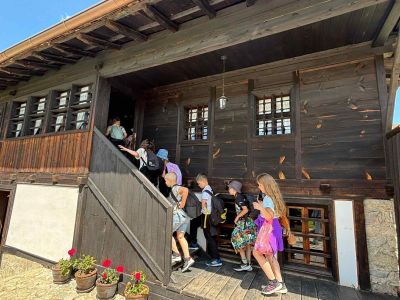 Второкласници от ОУ „Мати Болгария“ се запознаха с паметниците на България чрез интерактивен урок в Копривщица 