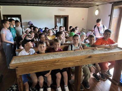 Второкласници от ОУ „Мати Болгария“ се запознаха с паметниците на България чрез интерактивен урок в Копривщица 