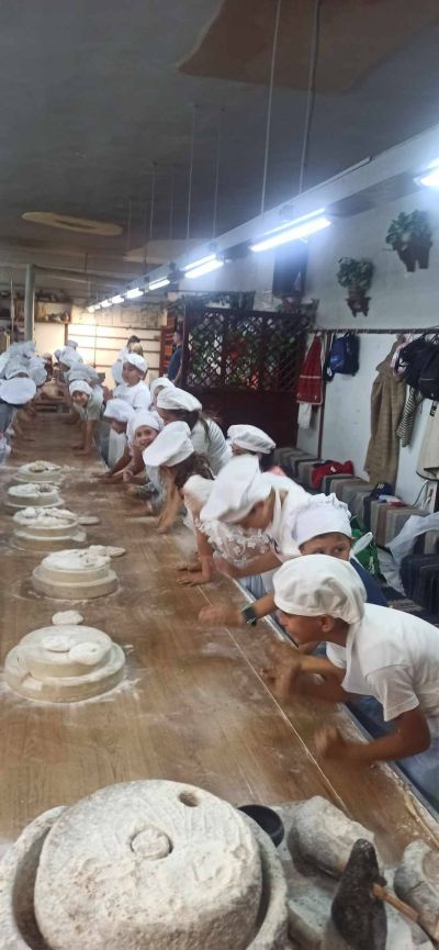 Второкласници от ОУ „Мати Болгария“ се запознаха с паметниците на България чрез интерактивен урок в Копривщица 