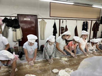 Второкласници от ОУ „Мати Болгария“ се запознаха с паметниците на България чрез интерактивен урок в Копривщица 