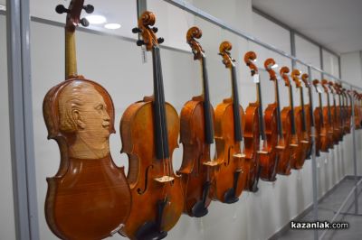 Триумф на музиката в Казанлък: Международният лютиерски фестивал представя над 70 музикални инструмента от 12 държави