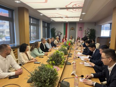 Официална делегация от побратимения град Дзинан, Китай, на посещение в Казанлък 
