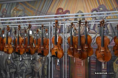Триумф на музиката в Казанлък: Международният лютиерски фестивал представя над 70 музикални инструмента от 12 държави