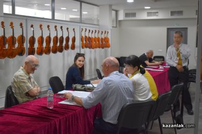 Триумф на музиката в Казанлък: Международният лютиерски фестивал представя над 70 музикални инструмента от 12 държави
