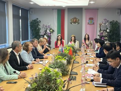 Официална делегация от побратимения град Дзинан, Китай, на посещение в Казанлък 