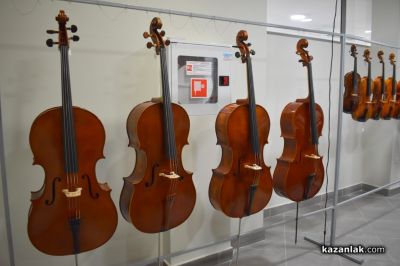 Триумф на музиката в Казанлък: Международният лютиерски фестивал представя над 70 музикални инструмента от 12 държави