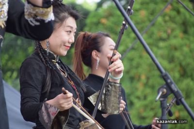 Международният фолклорен фестивал започна с пъстра програма на площад „Севтополис“ в Казанлък 