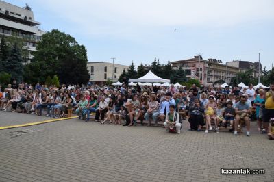 Международният фолклорен фестивал започна с пъстра програма на площад „Севтополис“ в Казанлък 