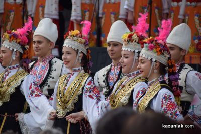 Международният фолклорен фестивал започна с пъстра програма на площад „Севтополис“ в Казанлък 